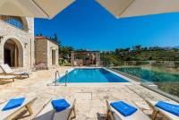 Bazén v ubytování Hectoras Villa in Plaka BY APOKORONAS-VILLAS nebo v jeho okolí