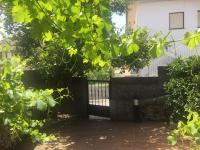 A garden outside vivienda vieja cepa