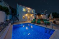 Bazén v ubytování Holiday house ISA nebo v jeho okolí