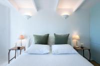 A bed or beds in a room at Korakiana Cottage