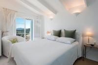 A bed or beds in a room at Korakiana Cottage