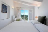 A bed or beds in a room at Korakiana Cottage