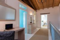 A television and/or entertainment centre at Korakiana Cottage