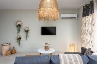Televízia a/alebo spoločenská miestnosť v ubytovaní Port Living Apartments