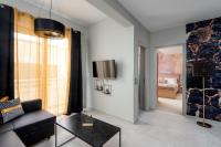 Televízia a/alebo spoločenská miestnosť v ubytovaní Port Living Apartments