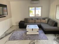 Posedenie v ubytovaní 3 Pièces climatisé en rez de jardin avec piscine