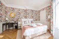 Postel nebo postele na pokoji v ubytování LE BEAU MARAIS - Luxury Apartments, AIR COND, LIFT