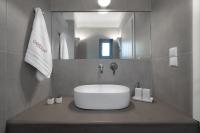 Koupelna v ubytování Camvillia Donoussa Village Suites