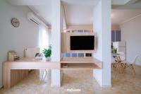 Televízia a/alebo spoločenská miestnosť v ubytovaní HELIANTHOS VILLA - APARTMENT No1