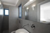 Koupelna v ubytování Camvillia Donoussa Village Suites