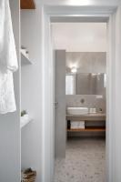 Koupelna v ubytování Camvillia Donoussa Village Suites