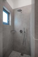 Koupelna v ubytování Camvillia Donoussa Village Suites