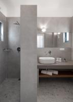 Koupelna v ubytování Camvillia Donoussa Village Suites