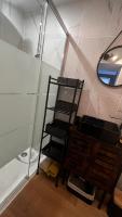 ein Bad mit einer Leiter neben einer Dusche in der Unterkunft Logement avec terrasse,4 pers, parking in Concarneau