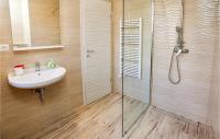 Kúpeľňa v ubytovaní 3 Bedroom Cozy Apartment In Split