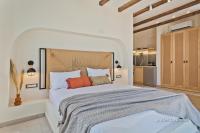 Postel nebo postele na pokoji v ubytování Ypsilos Beach Suites Adults Only