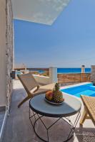 Bazén v ubytování Ypsilos Beach Suites Adults Only nebo v jeho okolí