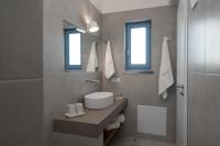 Koupelna v ubytování Camvillia Donoussa Village Suites