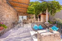 Patio lub wspólna przestrzeń na świeżym powietrzu w obiekcie Apartments Daniela & Karlo