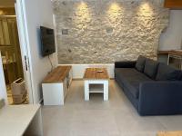 Televízia a/alebo spoločenská miestnosť v ubytovaní NJ Corfu Astro Apartments
