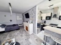 Televízia a/alebo spoločenská miestnosť v ubytovaní Górski Apartament