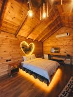 Postel nebo postele na pokoji v ubytování ZirvedeKal Suit Otel