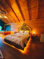 Postel nebo postele na pokoji v ubytování ZirvedeKal Suit Otel