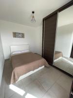 Posteľ alebo postele v izbe v ubytovaní Plum Tree apartment with panoramic views