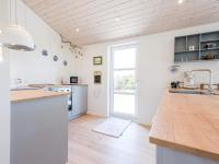 Kuchyň nebo kuchyňský kout v ubytování Holiday home Tarm LXIV
