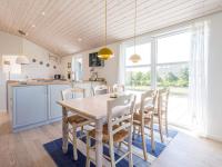Kuchyň nebo kuchyňský kout v ubytování Holiday home Tarm LXIV