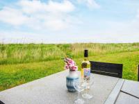 Nápoje v ubytování Three-Bedroom Holiday home in Ulfborg 4