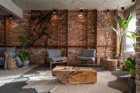 a room with a table and two chairs and a log at Jangal das Araucárias Swan Design Hotel Canela in Canela