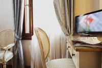 a hotel room with a tv and two chairs at Hotel Ca&#39; D&#39;Oro in Venice