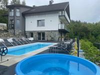 Bazén v ubytovaní Apartamenty 'Okno z widokiem' alebo v jeho blízkosti