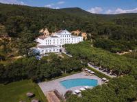 una vista aérea de un gran edificio blanco con piscina en Hotel Balneari Termes Orion, en Santa Coloma de Farners