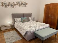 1 dormitorio con 1 cama con mesa y 1 cama sidx sidx sidx sidx en Pogri House Unità, en Trieste