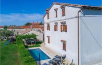 Bazén v ubytovaní 2 Bedroom Cozy Home In Krnica alebo v jeho blízkosti
