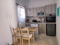 Thalassa Apartments & Studiosにあるキッチンまたは簡易キッチン