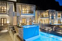 Bazén v ubytování Ypsilos Beach Suites Adults Only nebo v jeho okolí