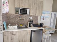 Thalassa Apartments & Studiosにあるキッチンまたは簡易キッチン