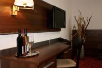 Televízia a/alebo spoločenská miestnosť v ubytovaní Hotel Barbakan