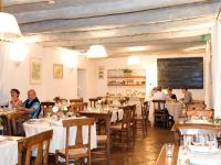 Un restaurante con mesas con gente sentada en ellas. en Hotel La Bougnate, en Blesle