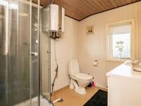 Koupelna v ubytování Three-Bedroom Holiday home in Løkken 54