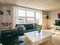 Posezení v ubytování Three-Bedroom Holiday home in Løkken 54
