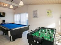 Biliár nebo kulečník v ubytování Three-Bedroom Holiday home in Løkken 54