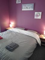 Łóżko lub łóżka w pokoju w obiekcie VICHY -Appartement coquet 2 pièces - Centre ville