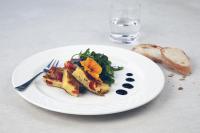 um prato de comida com uma salada na mesa em Hôtel de Chailly em Montreux