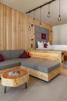 Ein Bett oder Betten in einem Zimmer der Unterkunft Naturhotel Lärchenhof