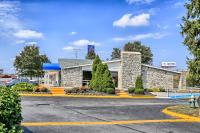 Un edificio con un estacionamiento enfrente. en Motel 6 Hagerstown MD, en Hagerstown