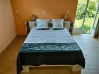 Łóżko lub łóżka w pokoju w obiekcie MAS VALLCROSA Chambre suite parentale avec jardin et piscine